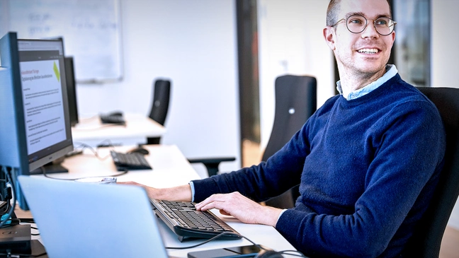 Mann bei der Arbeit am Computer