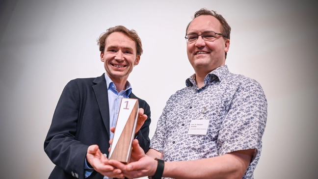 Univ.-Prof. Dr. med. David Martin und Prof. Dr. med. Ekkehart Jenetzky gewinnen mit der FieberApp den Innovationspreis Medizinische Register (1. Platz). Foto: Volkmar Otto