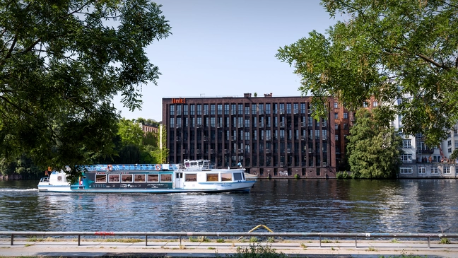 Das West Side Office von ]init[ an der Kreuzberger Spree. Ein denkmalgeschütztes Fabrikgebäude mit direktem Wasserzugang gegenüber der East Side Gallery.