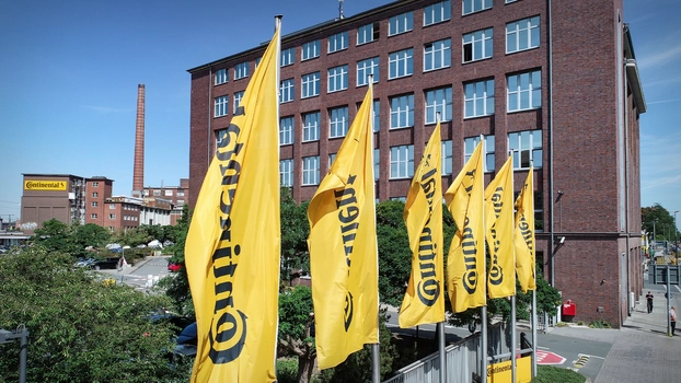Continental-Flaggen vor dem Hauptstandort des Konzerns in Hannover.