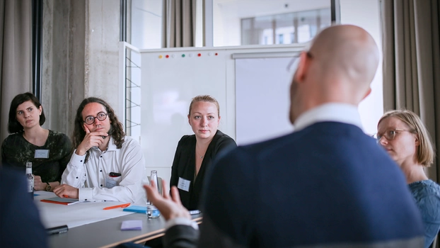 In einem Workshop beim Interop Day diskutieren die Teilnehmer:innen.