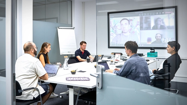 Ein Projektmeeting in einem großen Raum am Standort Mainz.