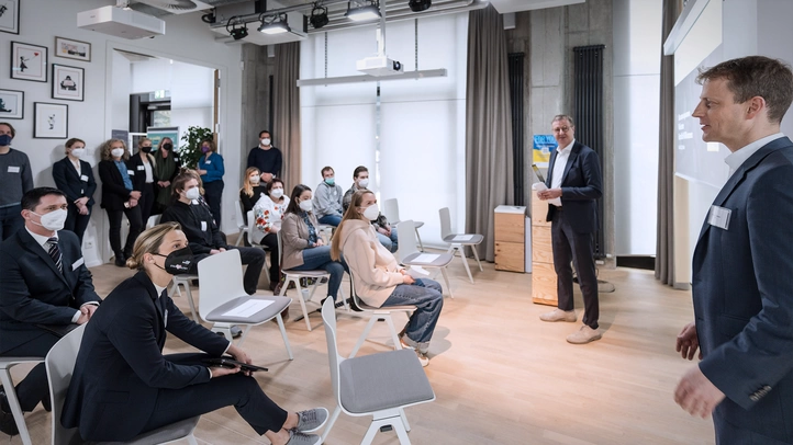 Refugees from Ukraine are welcomed with a short presentation at the Digitization Lab for Germany4Ukraine.