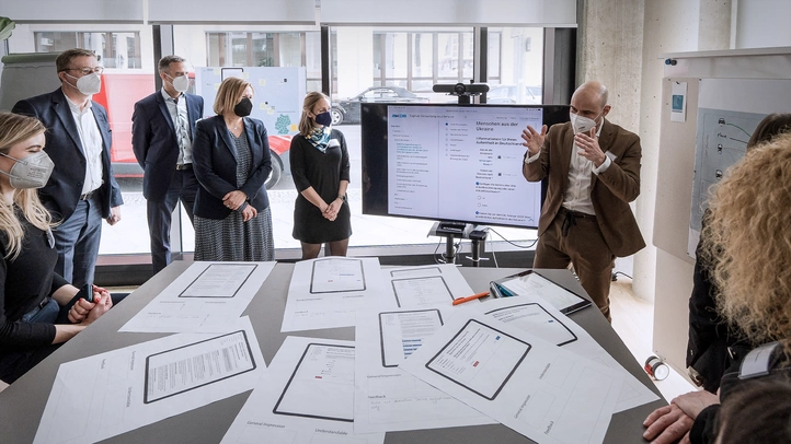 Federal Minister of the Interior Nancy Faeser informs herself about the project status at a work island at the digitization lab Germany4Ukraine.