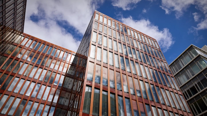 Blick auf das Gebäude, in der HafenCity Hamburg, das den Standort von ]init[, beheimatet.