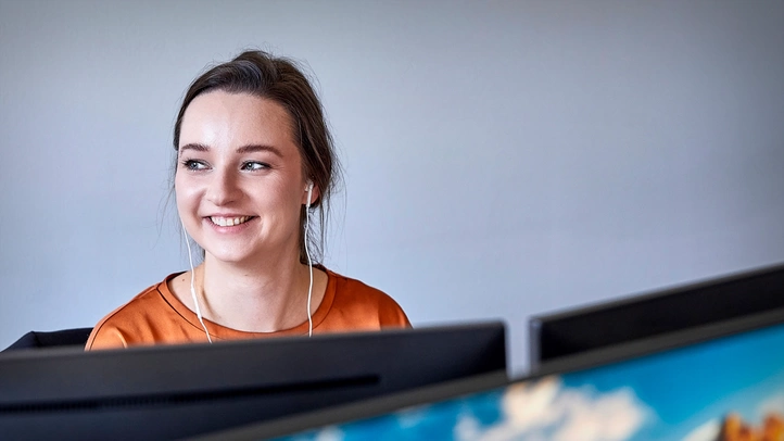 A young woman works in the Leipzig office.