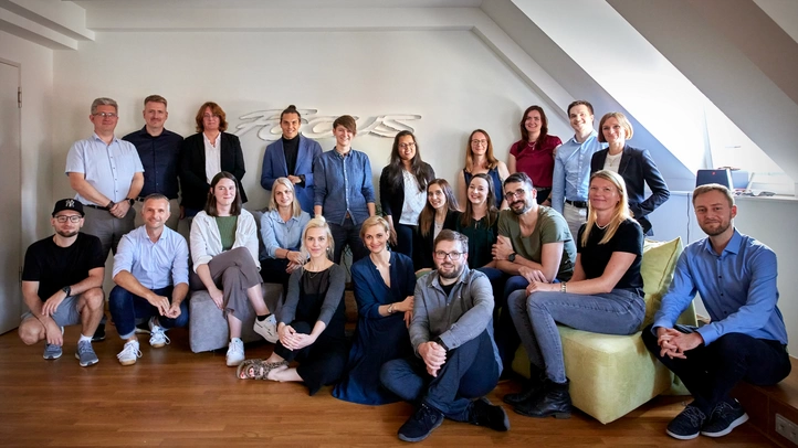 Das Team am Standort Leipzig auf einem Gruppenbild. Zu sehen sind rund 30 Personen.