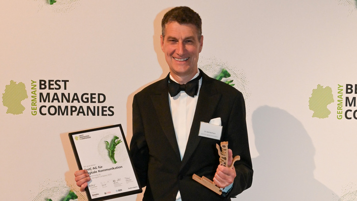 Axel Kaufmann mit dem Award und Urkunde.