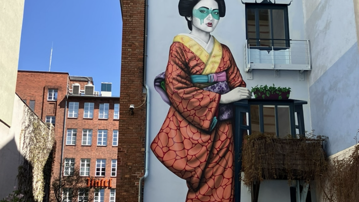 Grafik einer Frau auf einer Gebäudewand