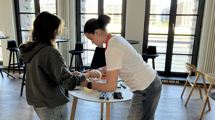 Zwei Teilnehmerinnen bei der Gestaltung des Flipcharts