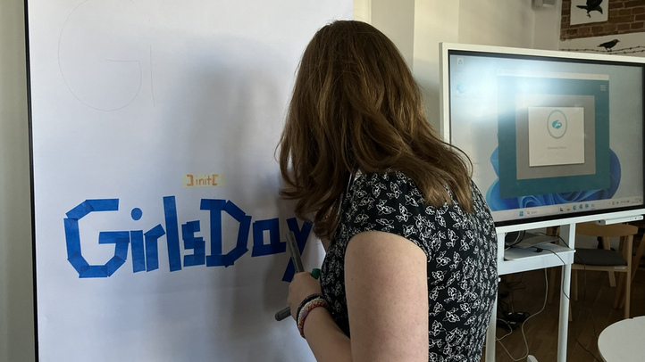 Teilnehmerin bei der Gestaltung des Flipcharts