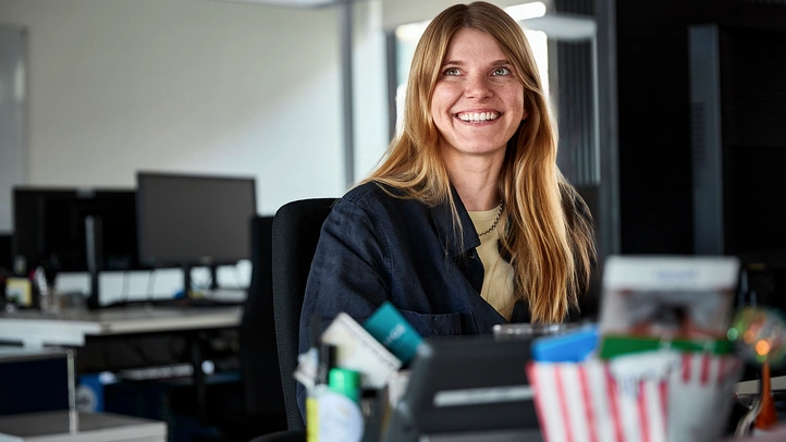 Frau vor Bildschirm.