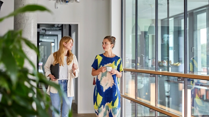 Zwei Kolleginnen unterhalten sich.