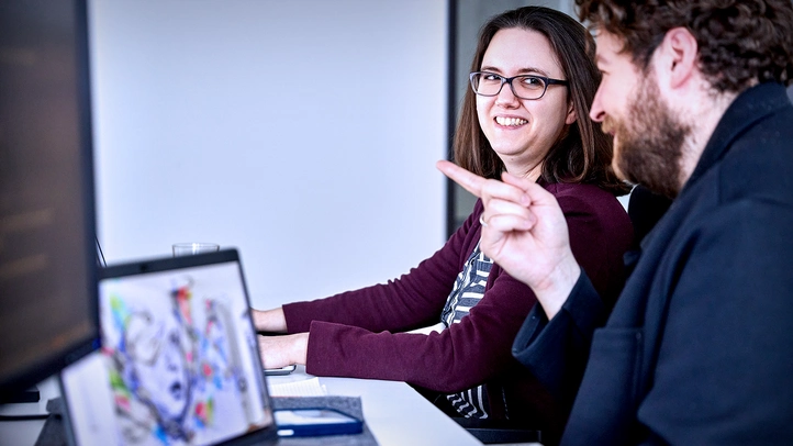 Menschen vor Computer