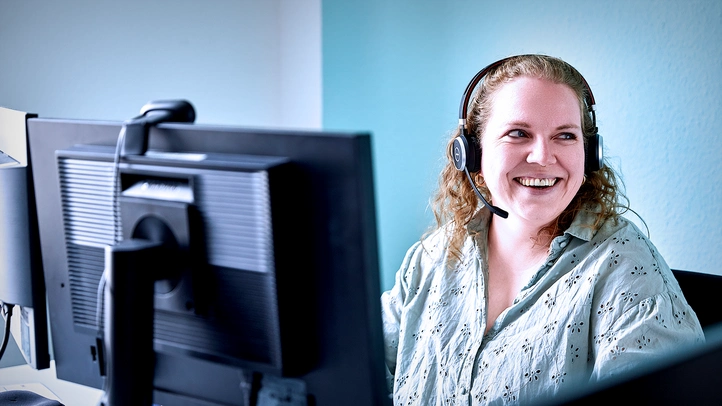 Frau freut sich beim Arbeiten