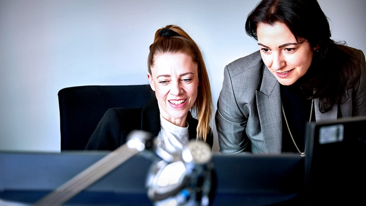 Zwei Frauen vor Computer