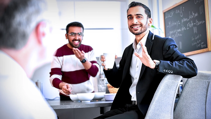 Menschen in einer Unterhaltung im Büro