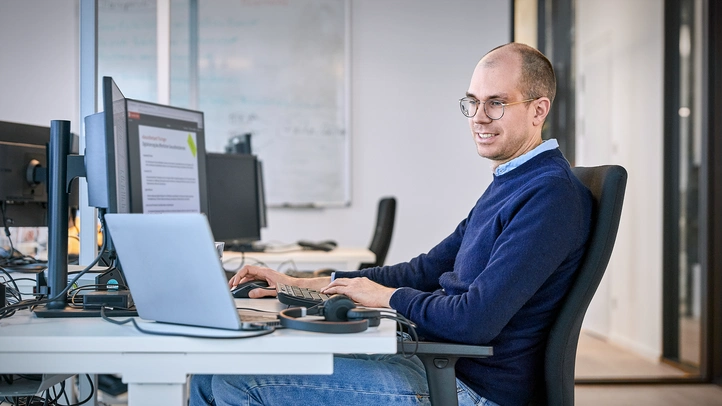 Person arbeitet am PC-Arbeitsplatz