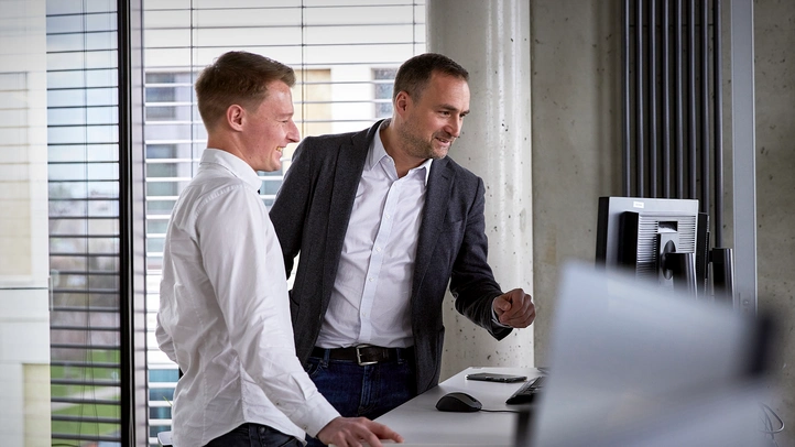 Personen im Gespräch am Arbeitsplatz