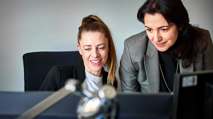 Personen arbeiten am PC