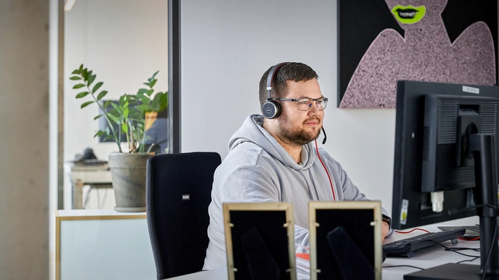 Person arbeitet am PC-Arbeitsplatz