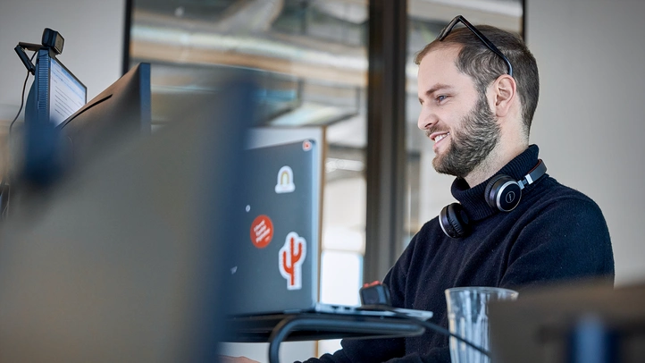 Person arbeitet am PC-Arbeitsplatz