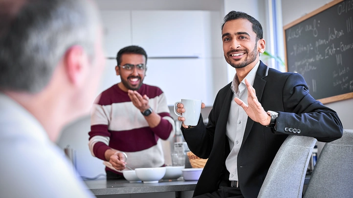Menschen in einer Unterhaltung im Büro
