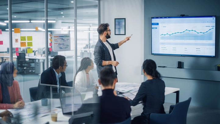 Meetingraum mit Wirtschaftspräsentation