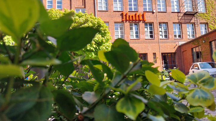 Ansicht des init-Logos am Gebäude 