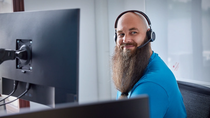 Person am PC-Arbeitsplatz
