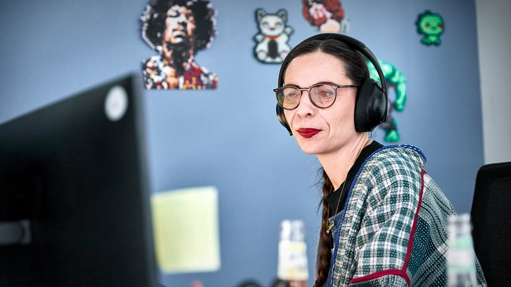 Person am PC-Arbeitsplatz