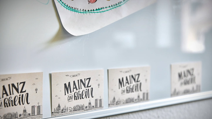 Mainer Postkarten am Whiteboard