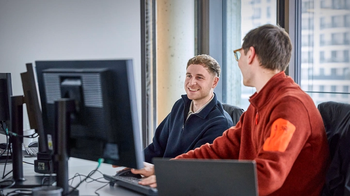 Person arbeitet am PC-Arbeitsplatz