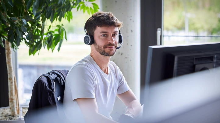 Person arbeitet am PC-Arbeitsplatz