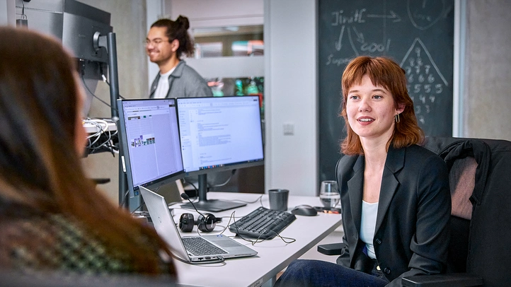 Person arbeitet am PC-Arbeitsplatz