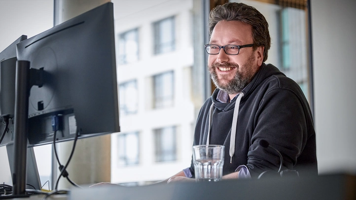 Person arbeitet am PC-Arbeitsplatz