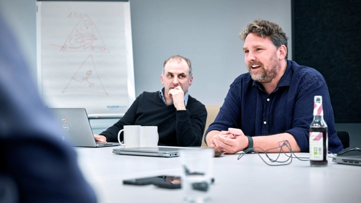 Person arbeitet am PC-Arbeitsplatz