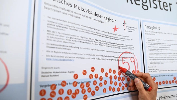 Votingwall mit Klebepunkten für die Projekteinreichungen beim Innovationspreis Medizinische Register am 9. Mai in Berlin. 