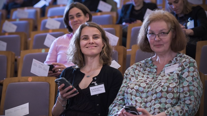 Teilnehmende an der Preisverleihung für den Innovationspreis Medizinische Register im Hörsaal des Kaiserin-Friedrich-Hauses in Berlin.