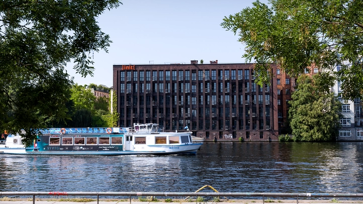 Das West Side Office von ]init[ an der Kreuzberger Spree. Ein denkmalgeschütztes Fabrikgebäude mit direktem Wasserzugang gegenüber der East Side Gallery.