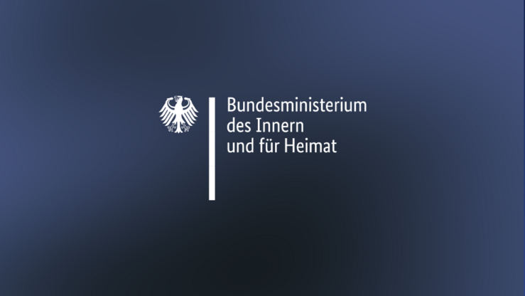 Logo des Bundesministerium des Innern und für Heimat vor dunkelblauem Hintergrund.