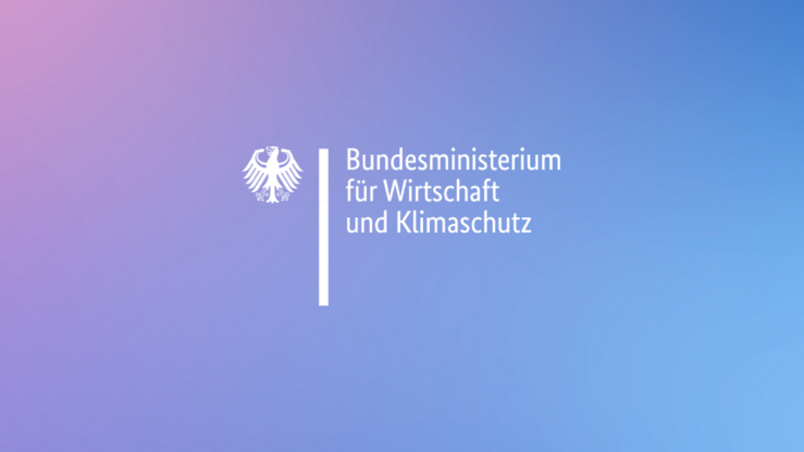 Logo des Bundesministerium für Wirtschaft und Klimaschutz vor einem blauen Hintergrund.