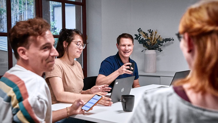 Tobias Glaßner in einem Meeting mit seinem Team.