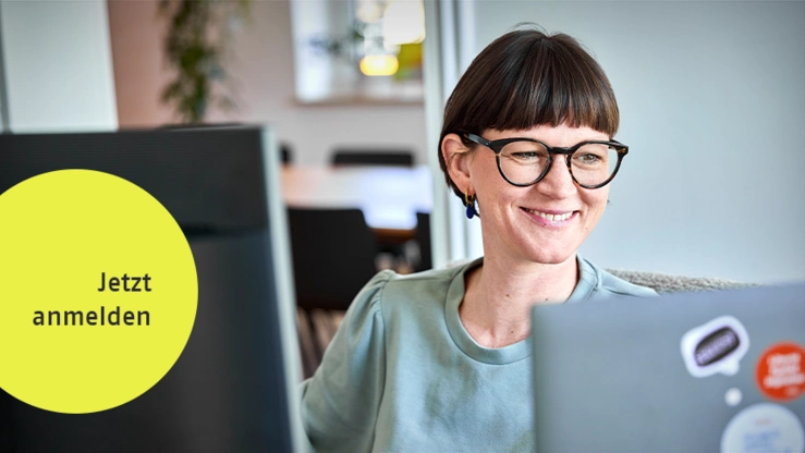 Person arbeitet am PC-Arbeitsplatz