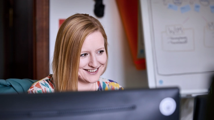 Person am PC-Arbeitsplatz