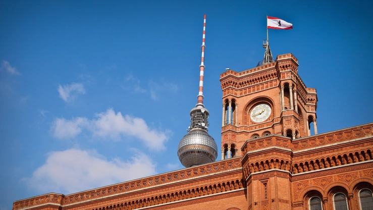 Berliner Rathaus mit Fernsehturm im Hintergrund