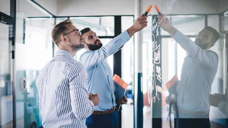 Team an Whiteboard arbeitend