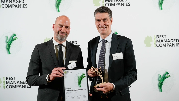 Harald Felling, CEO ]init[ AG, und Dr. Axel Kaufmann, CFO ]init[ AG, mit Urkunde und Pokal zum Best Managed Companies Award 2026