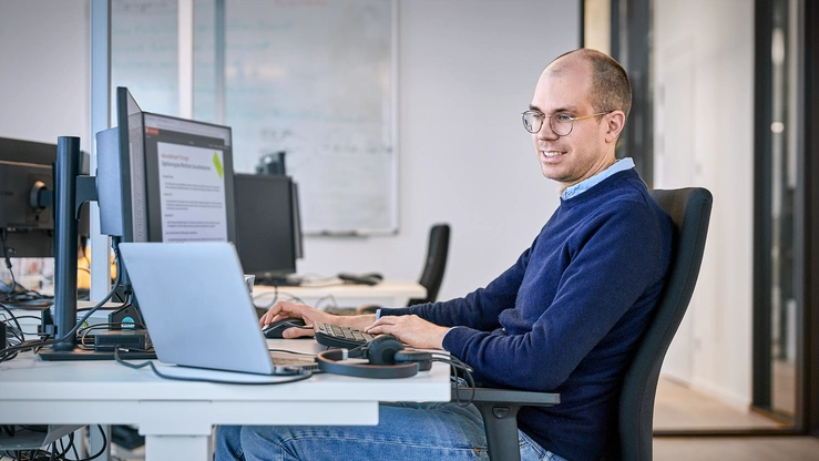 Person arbeitet am PC-Arbeitsplatz