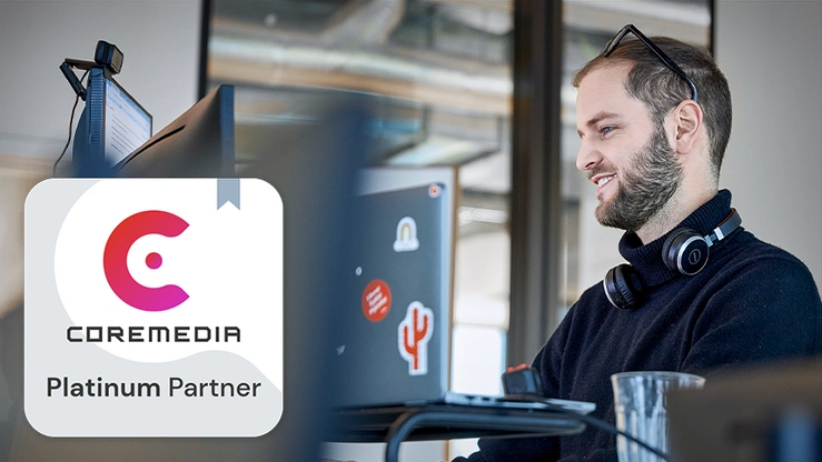 Person arbeitet am PC-Arbeitsplatz